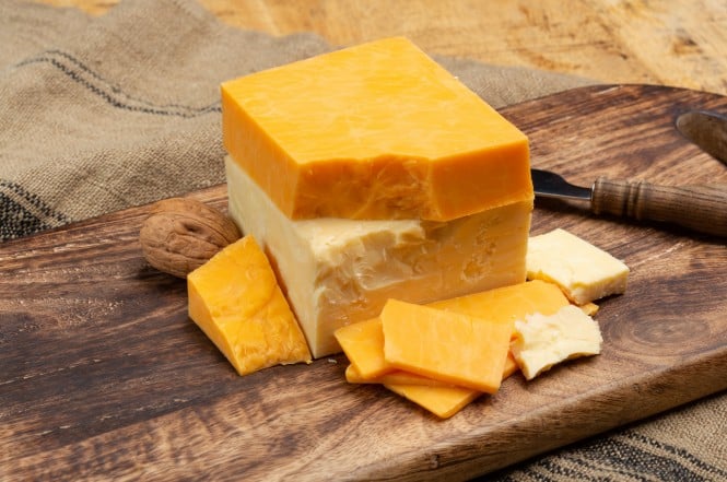2279437303 skotski,engleski i cheddar sir na dasci za rezanje