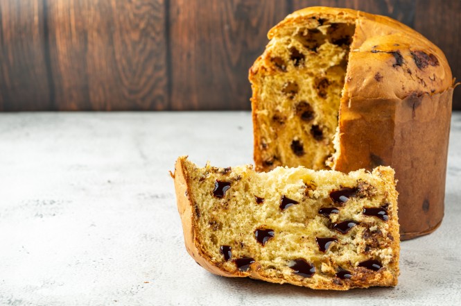 2368723827 narezani panettone kolac s cokoladnim mrvicama