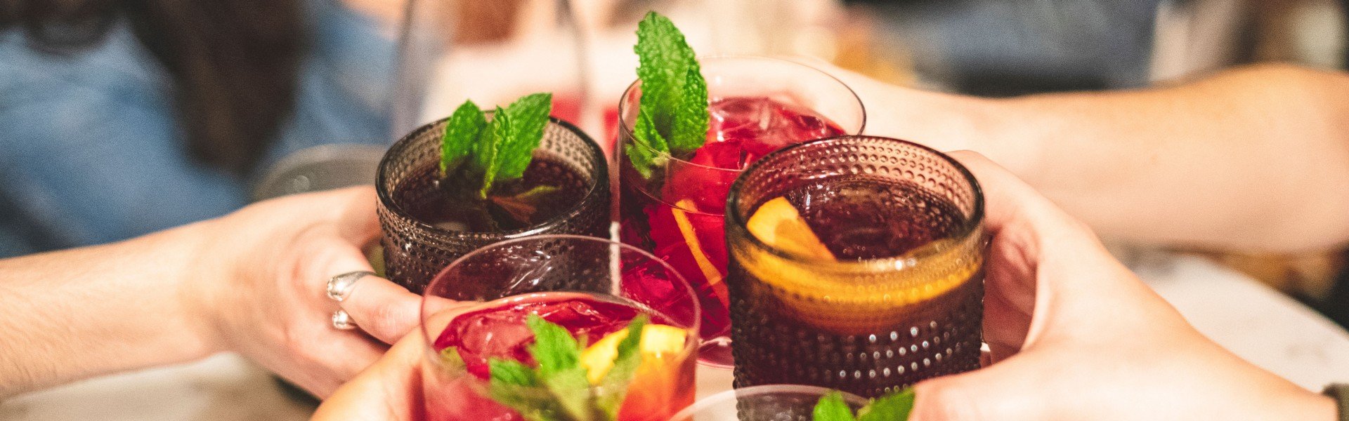 osobe nazdravljaju sa casama sangrije
