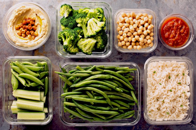 1069332179 staklene posude s humusom, brokulom, slanutkom, mahunama za meal prep