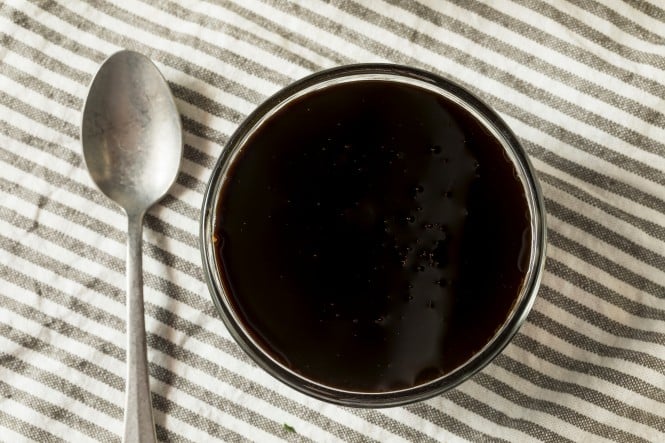 melasa secerni sirup u zdjelici