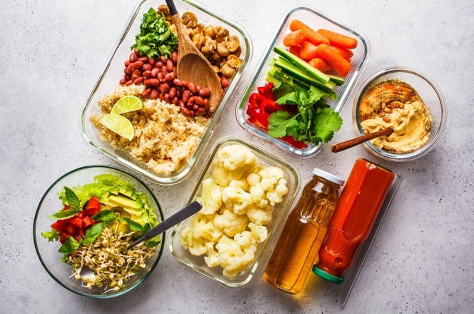 1376721968 staklene posude sa salatom, povrcem, umakom za meal prep