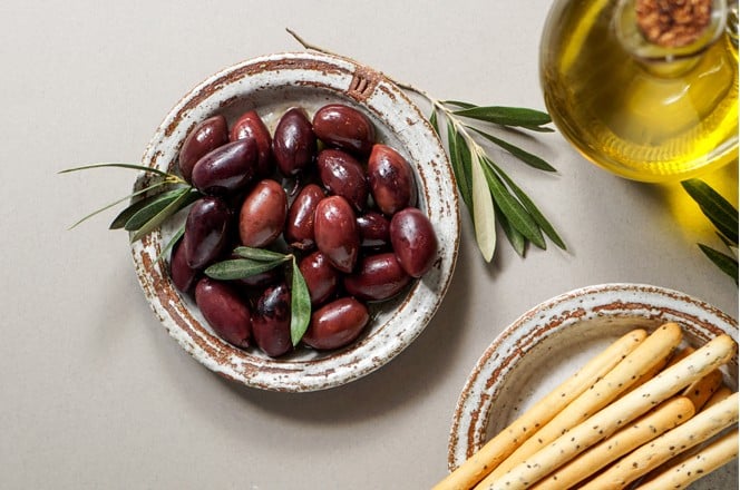 crvene kalamata masline i maslinovo ulje