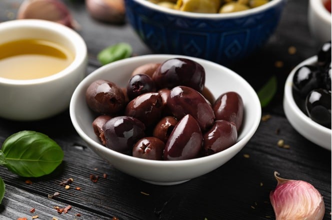 crvene kalamata masline u bijeloj zdjelici