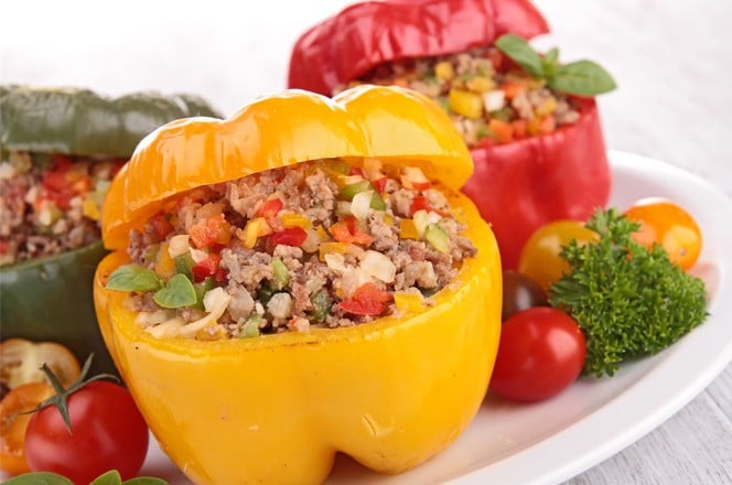 zuta, zelena i crvena punjena paprika