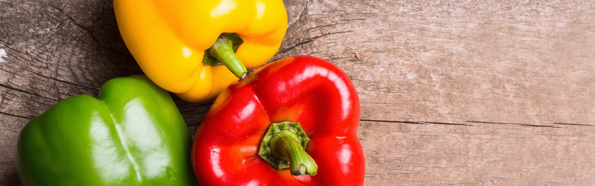 zelena, zuta i crvena paprika