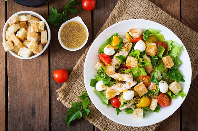 zelena salata s mesom i rajcicom