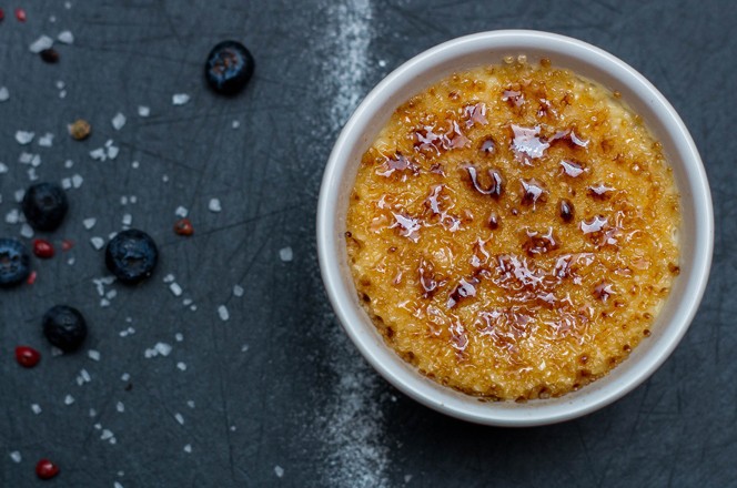 crem brulee u zdjelici