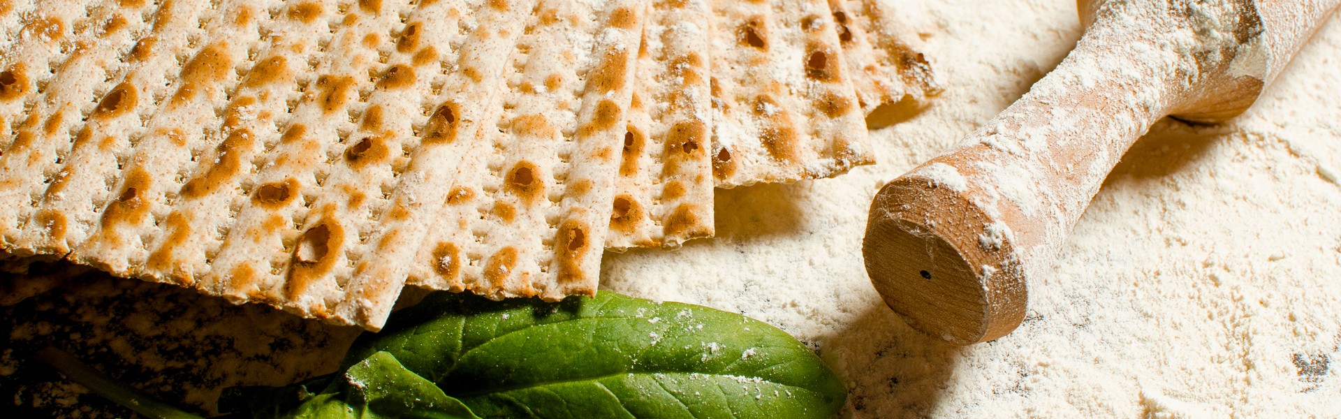 1016468428 tradicionalni zidovski koser matzo za uskrsni pesah na drvenom stolu