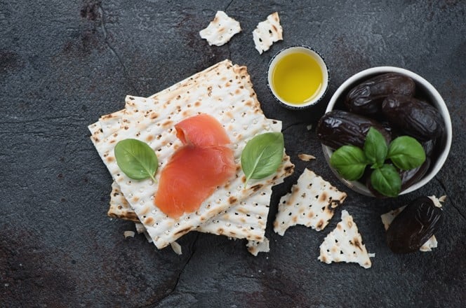 1415257421 datulje, matzo kruh i losos na sivoj kamenoj pozadini