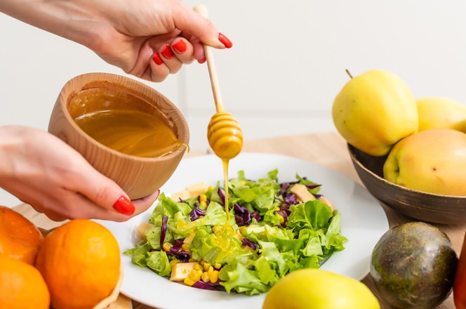 1921620320 salata s dressingom od meda i limuna
