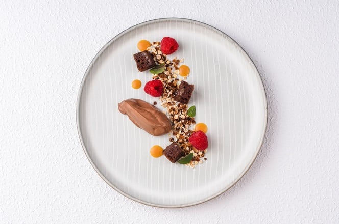 2064049886 platirani francuski desert: brownie, namelaka, karamel krema i malina