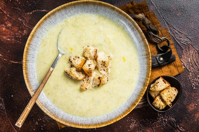 juha od poriluka Vichyssoise s krutonima