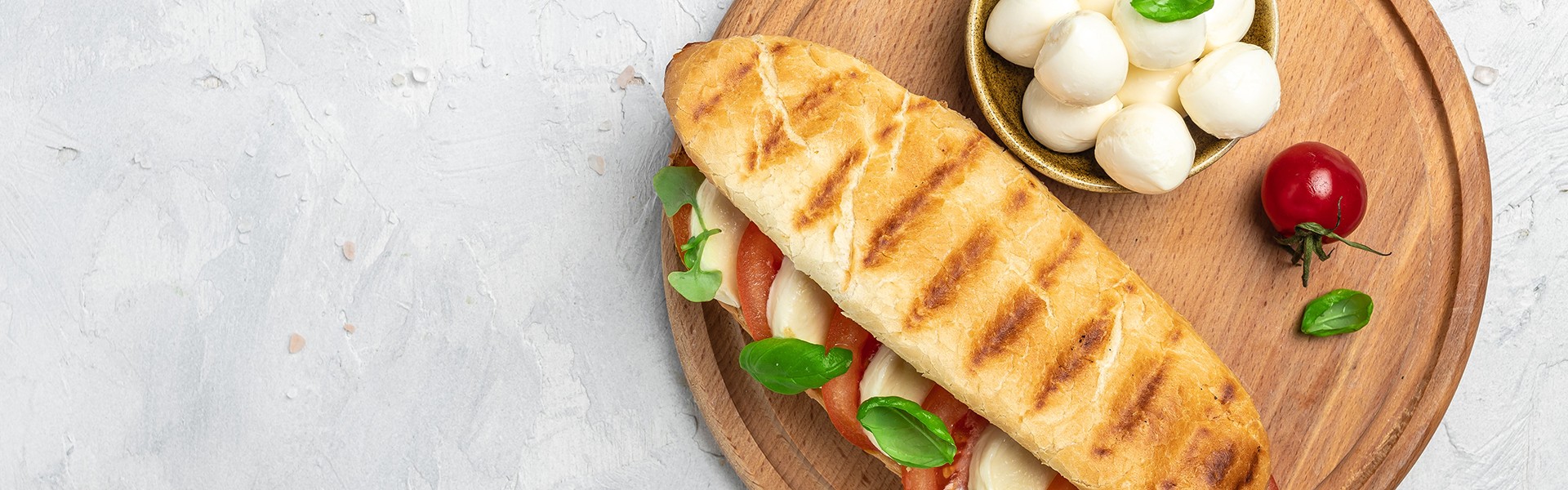 2164246797 Zdravi sendvic s bosiljkom i mozzarellom Caprese Panini na aru