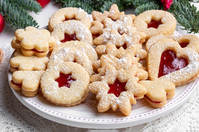 1263206719 Tradicionalni Linzer bo icni kolacici punjeni marmeladom od jagoda i posuti ecerom na tanjuru