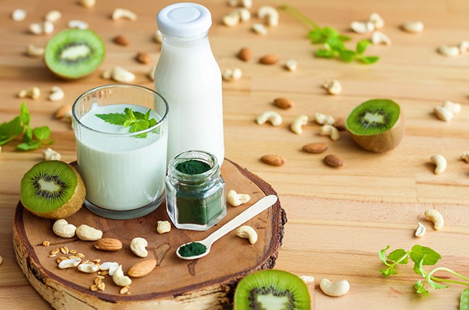 1455988703 ljetni dorucak sa superhranom spirulinom, jogurtom, kivijem, mentom i ora astim plodovima na drvenom stolu