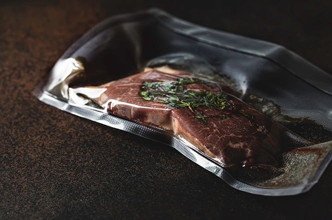 1980296327 Vakumirano meso, biftek. Sous-vide, kuhinja nove tehnologije.