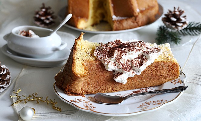 2105594672 Tradicionalna talijanska bo icna pandoro kri ka s vrhnjem.