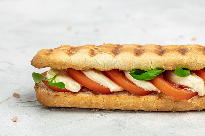 2126068025 panini caprese s rajcicom, mozzarellom i bosiljkom, Caprese Panini sendvic