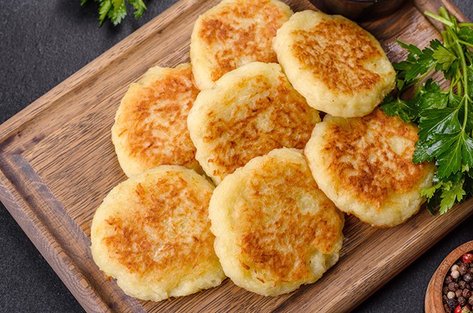 2134984215 Palacinke od krumpira. Popecci od povrca. Latkes u tavi