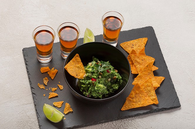 2231239191 Latinoamericka meksicka hrana umak za zabave guacamole, salsa, cips i t equila. Nachos - klasicno meksicko predjelo