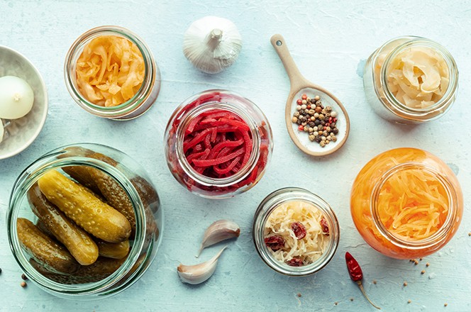 2274260751 Domace konzervirano povrce. Kiseli kupus, kiseli krastavci, kimchi u staklenim teglama
