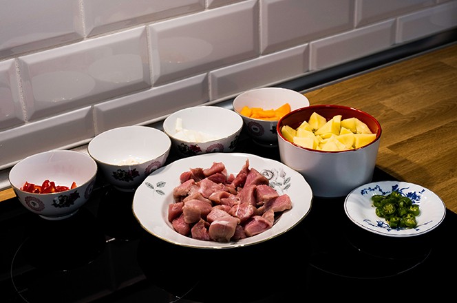 2318799523 sastojci poput paprike, svinjskog mesa i luka potrebni za recept za rumunjski gula