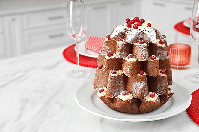 2326318553 Ukusna Pandoro bo icna torta ukra ena ecerom u prahu i bobicama na bijelom mramornom stolu.