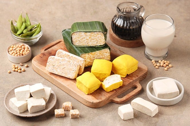 2481410269 Razne vrste preradene soje, odnosno sojino mlijeko, tempeh, tofu i sojin umak