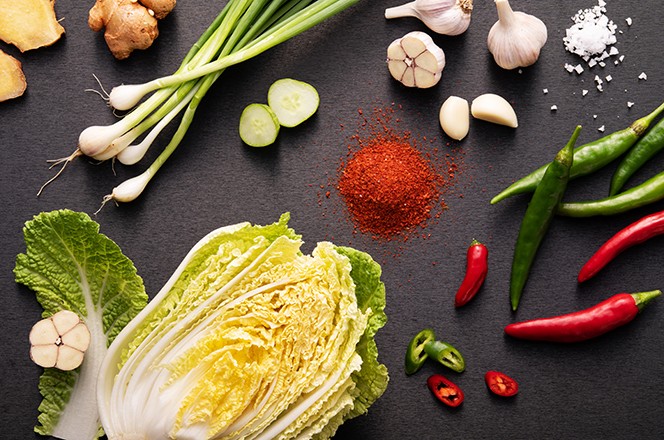 2483907847 Razni sastojci za izradu kimchija. Kupus, zeleni luk, ce njak, paprika