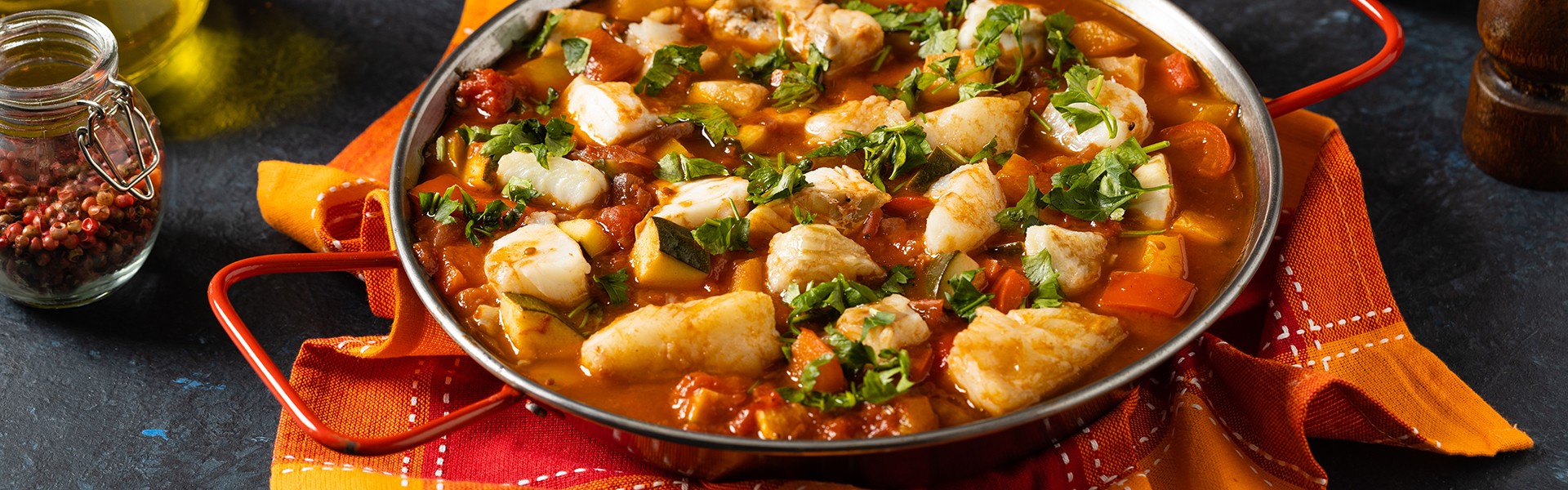 2490715427 Tradicionalni portugalski riblji paprika . Gula od bakalara. Tamna pozadina.