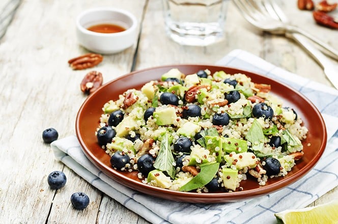 467800529 Salata od kvinoje, avokada i borovnica s preljevom od limete i javorovog sirupa