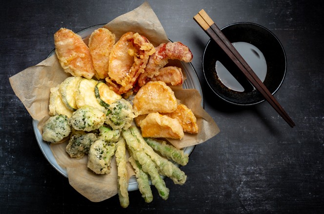 tempura pohano meso i povrce na tanjuru 