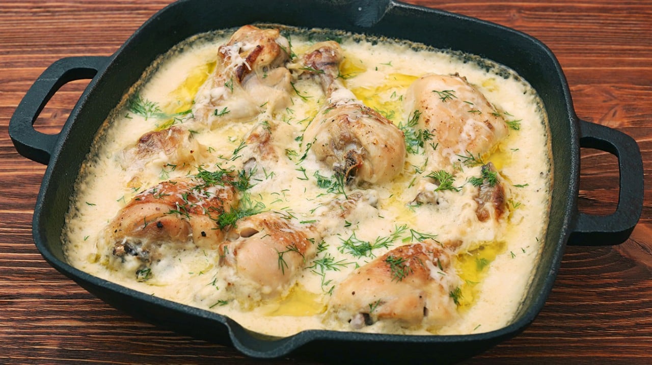 Рецепт в духовке на ужин с курицей. Еда в духовке. Куриная и картошка духовке. Юлюда иж курицы. Ужин с куриными бедрышками.