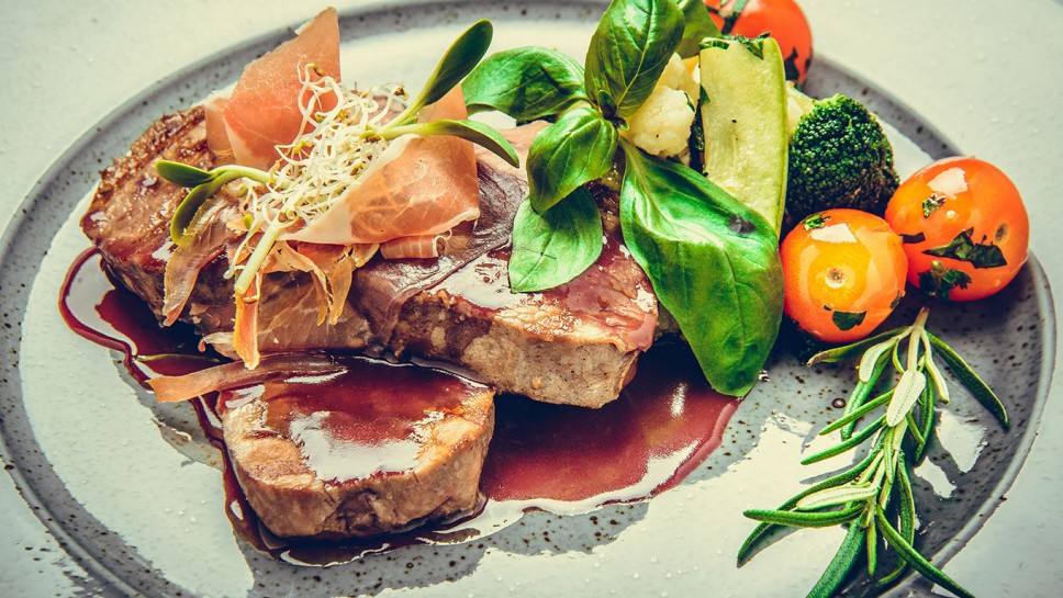 Recept: Teleći medaljoni s pršutom i povrćem | Dobar tek