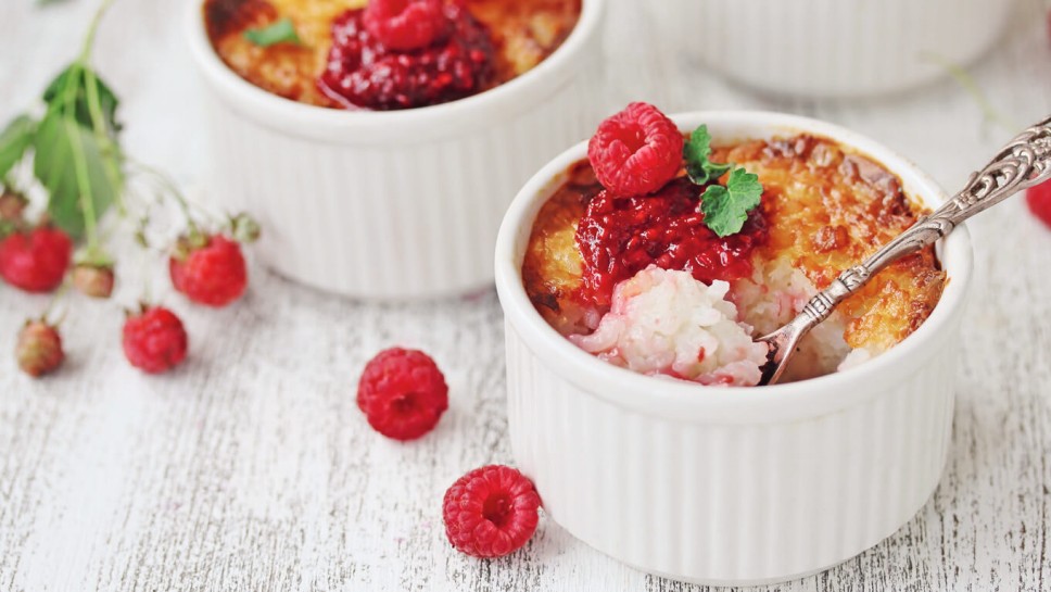 puding od rize s karamelom i malinama