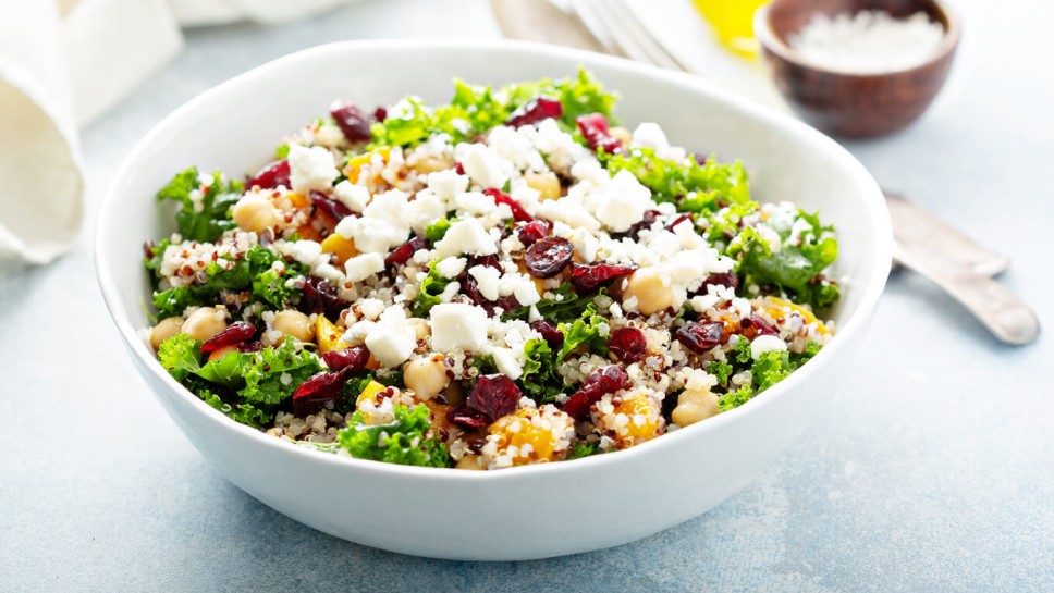 Salata od kvinoje, slanutka, brusnica i feta sira