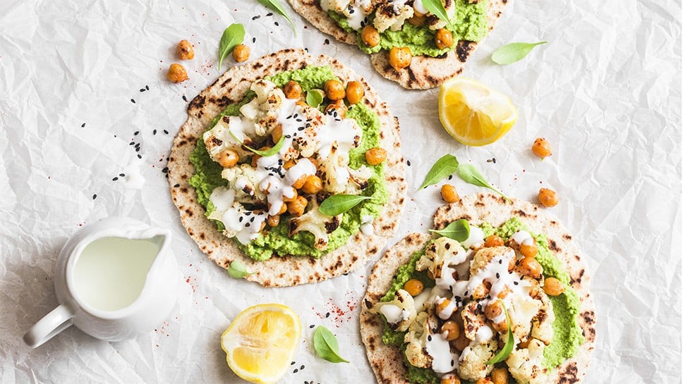 Tortilje s pečenom cvjetačom, slanutkom i namazom od avokada