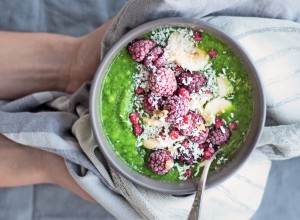 Zeleni smoothie s bananom, malinama i kokosom