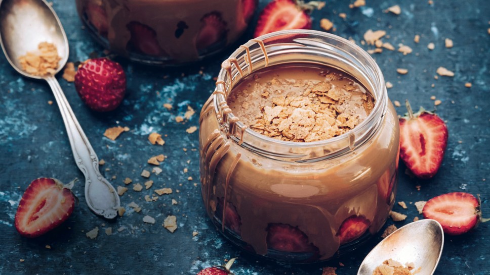 puding od cokolade s jagodama i amarettima