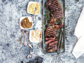 ribeye steak sa senfom, hrenom i kaparima