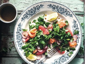salata od potocarke s rotkvicom, lososm i grejpom