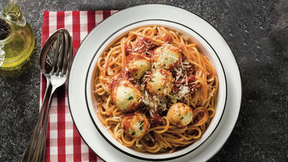 spageti u umaku od rajcice s okruglicama od sira