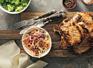 svinjski kotleti s brokulom i coleslaw salatom