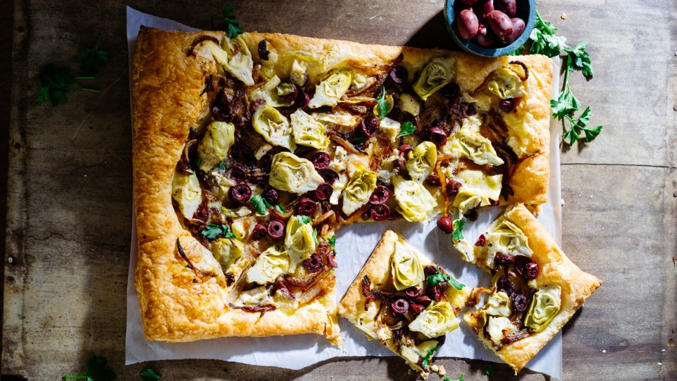 tart s articokama, lukom i maslinama