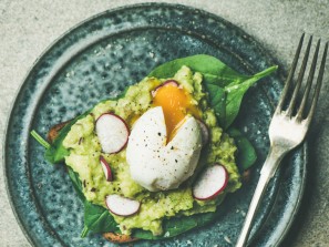tost s avokadom, spinatom i jajetom