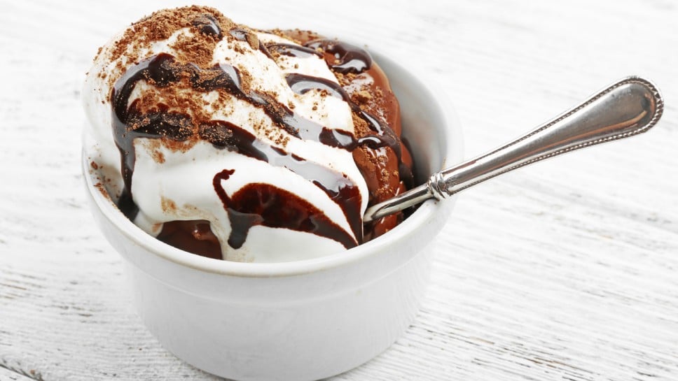 lava cake sa sladoledom od vanilije