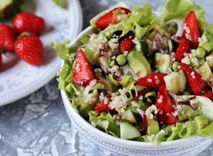 salata od kvinoje s jagodama