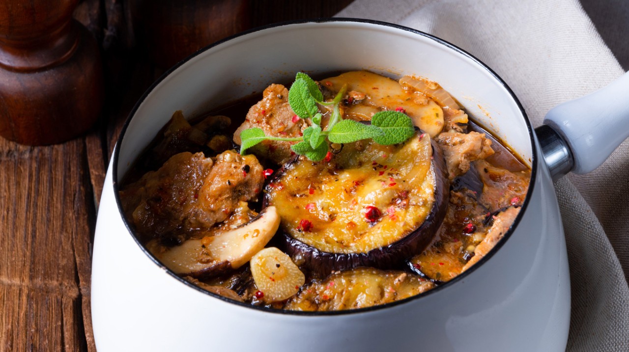 Recept: Teleći gulaš s pečenim patlidžanima | Dobar tek