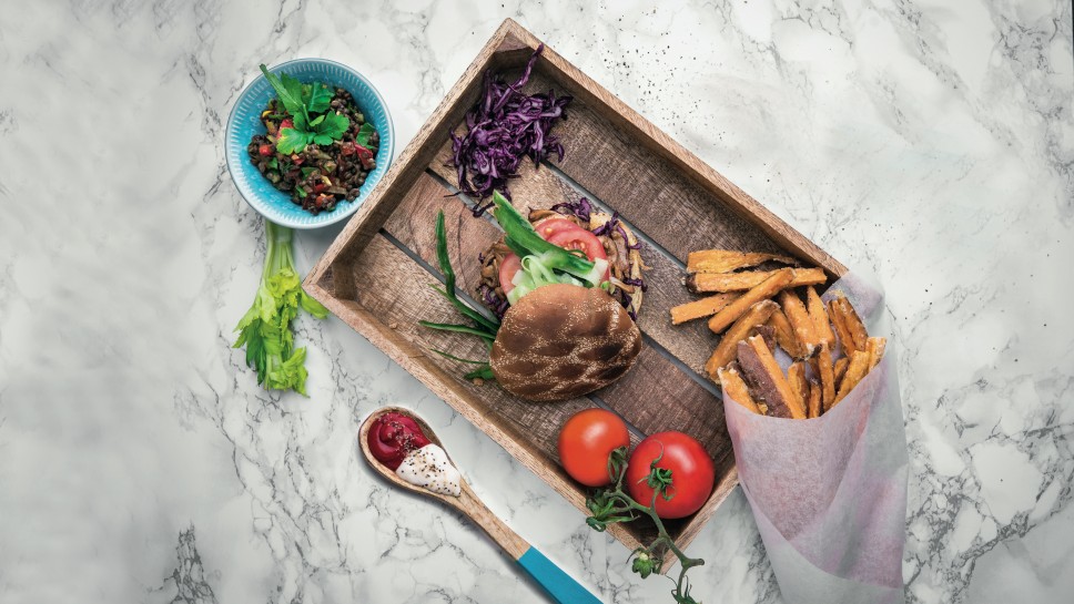 Vegan fooled pork made of jackfruit served with crispy sweet potato fries and a lentil salad. 